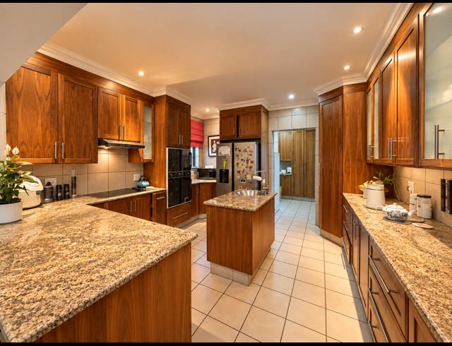 5 BEDROOM FREEHOLD FOR SALE IN MIDSTREAM ESTATE